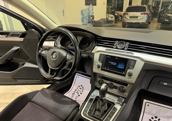 Volkswagen Passat cena 49900 przebieg: 299000, rok produkcji 2016 z Ozimek małe 631
